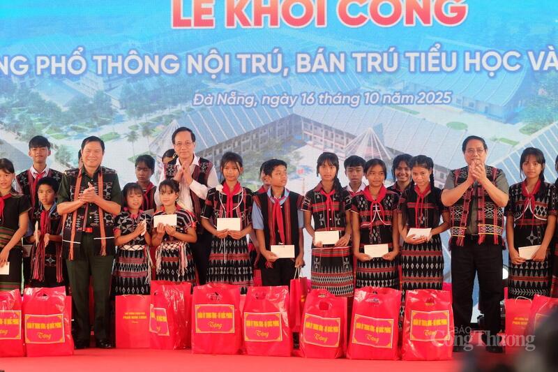 Thủ tướng Phạm Minh Chính và các đại biểu trao tặng quà cho các em học sinh xã Tây Giang