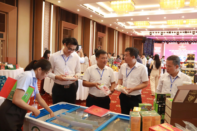 Các đại biểu tham quan gian hàng. Ảnh: Thanh Tuấn