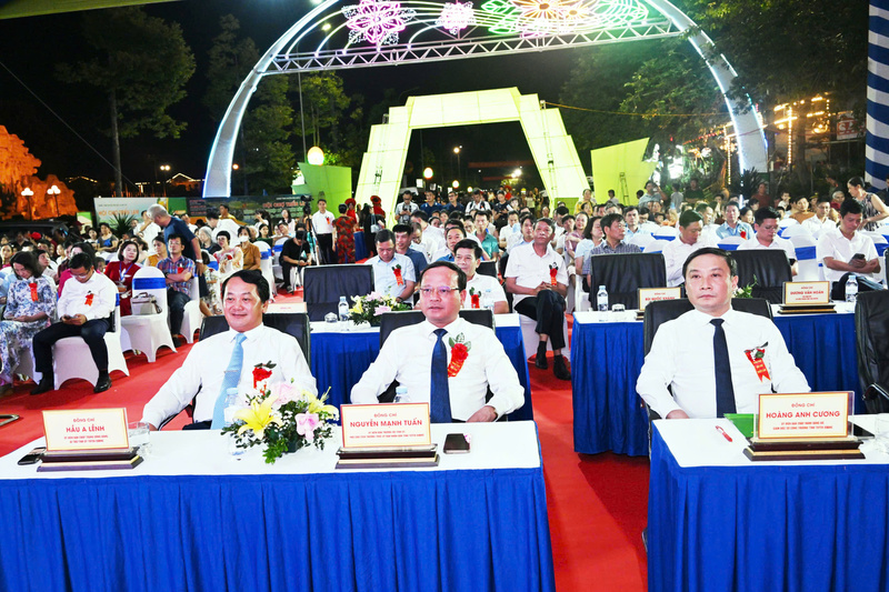 Bí thư Tỉnh uỷ Tuyên Quang Hầu A Lềnh cùng các đại biểu tham dự sự kiện. Ảnh: Cấn Dũng