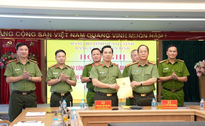 Thiếu tướng Trần Văn Phúc, Ủy viên Ủy ban Kiểm tra Trung ương khóa XIII (nguyên Bí thư Đảng ủy, Giám đốc Công an tỉnh Quảng Ninh) bàn giao công tác lãnh đạo, chỉ đạo, điều hành cho Đại tá Vũ Thanh Tùng, Phó Bí thư Đảng ủy, Phó Giám đốc phụ trách Công an tỉnh Quảng Ninh tiếp nhận. Ảnh: Công an tỉnh Quảng Ninh