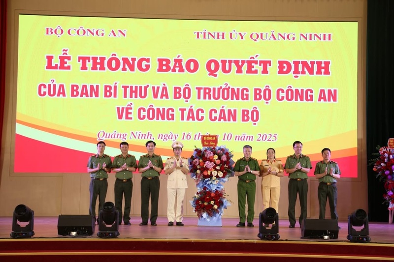 Thượng tướng Nguyễn Ngọc Lâm, Thứ trưởng Bộ Công an tặng hoa chúc mừng Thiếu tướng Trần Văn Phúc. Ảnh: Công an tỉnh Quảng Ninh
