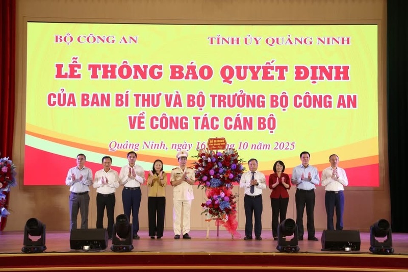 Lãnh đạo tỉnh Quảng Ninh tặng hoa chúc mừng Thiếu tướng Trần Văn Phúc. Ảnh: Công an tỉnh Quảng Ninh