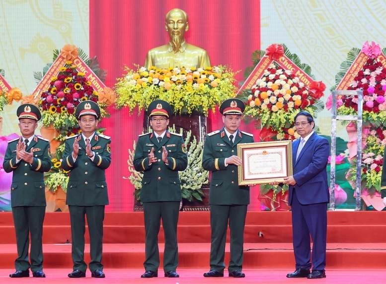 Thủ tướng Phạm Minh Chính trao Huân chương Hồ Chí Minh (lần thứ ba) cho Lực lượng vũ trang Quân khu 5. Ảnh: VGP/Nhật Bắc.