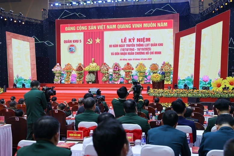 Thủ tướng Phạm Minh Chính khẳng định, trong suốt 80 năm chiến đấu, xây dựng và trưởng thành, lực lượng vũ trang Quân khu 5 luôn trung thành tuyệt đối với Đảng, Tổ quốc và Nhân dân. Ảnh: VGP/Nhật Bắc.