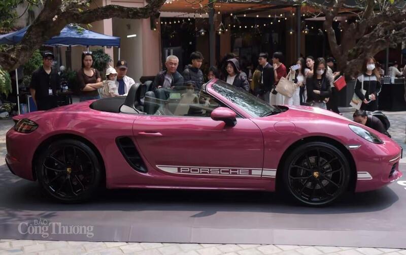Các mẫu xe Porsche được ra mắt trong không gian đầy nghệ thuật. Ảnh: Lê An