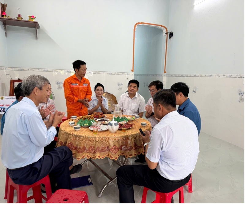 Đoàn viên Đặng Văn Hoàn phát biểu cảm ơn Lãnh đạo công đoàn EVN, công đoàn EVNGENCO2 và Lãnh đạo Công ty, Công đoàn Công ty. Ảnh: Bình An
