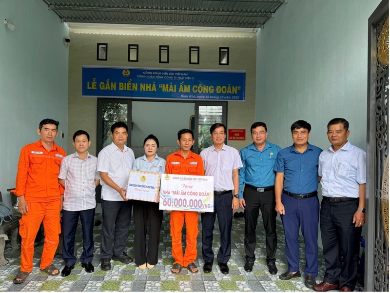 Đồng chí Uông Quang Huy - Phó Chủ tịch Công đoàn Điện lực Việt Nam trao kinh phí hỗ trợ xây dựng nhà “Mái ấm công đoàn” cho gia đình đoàn viên Đặng Văn Hoàn. Ảnh: Bình An
