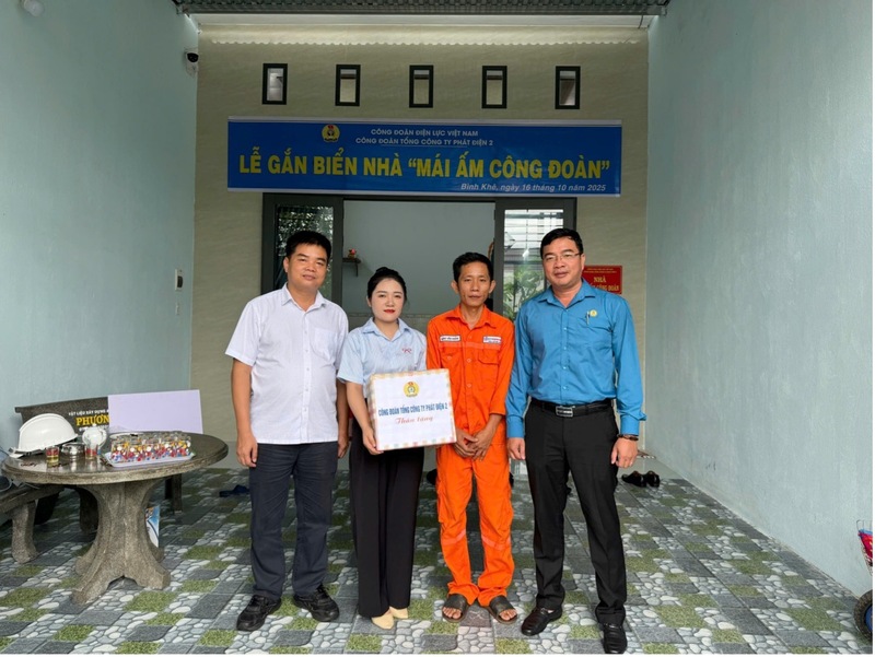 Đồng chí Nguyễn Văn Ngộ, Phó chủ tịch Công đoàn Tổng công ty Phát điện 2 tặng quà chúc mừng gia đình đoàn viên Đặng Văn Hoàn. Ảnh: Bình An