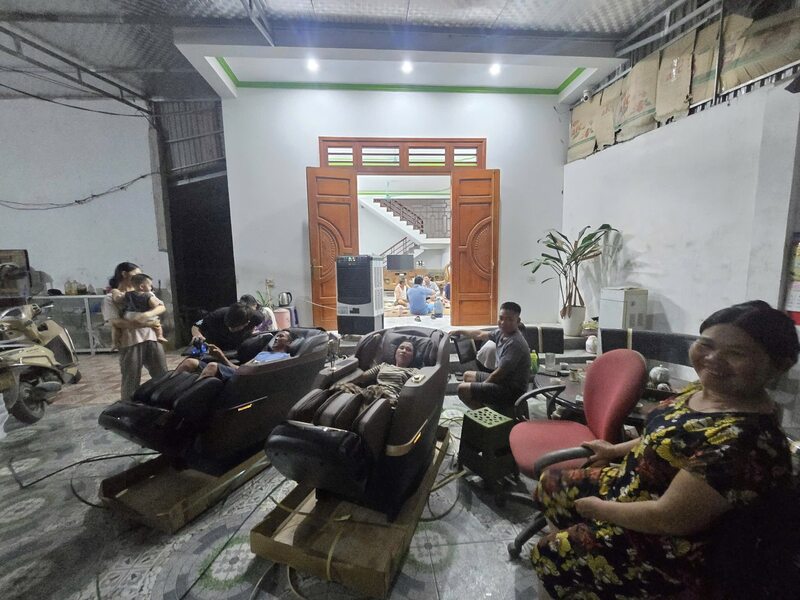 Ghế massage được nhiều người lựa chọn làm quà tặng 20/10. Ảnh: Thủy Nguyễn