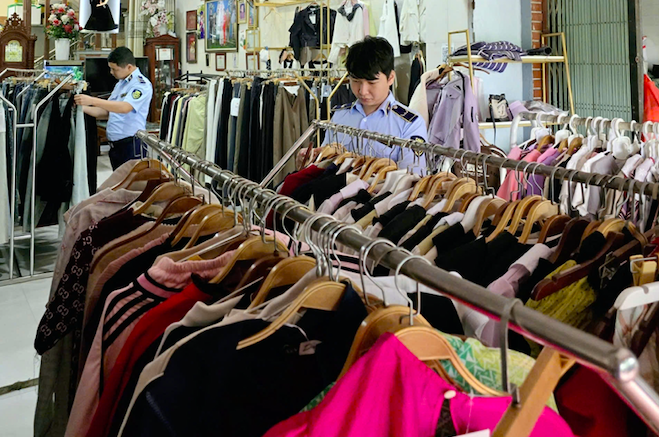 Đội Quản lý thị trường số 9 kiểm tra hàng hóa tại cơ sở. Ảnh: Đội QLTT số 9