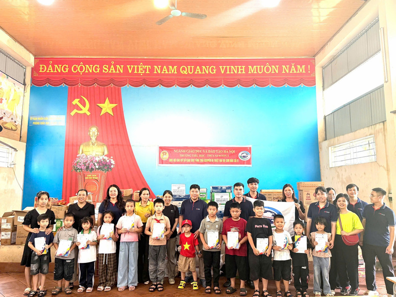 Trường Tiểu học-THCS Newton 5 cùng phụ huynh trao quà tặng cho học sinh Trường Tiểu học Sông Cầu (Thái Nguyên).