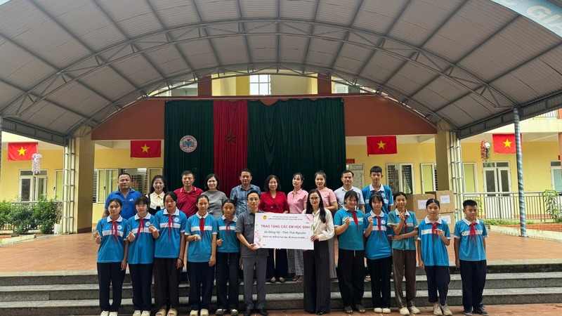 Thầy Nguyễn Cao Cường, hiệu trưởng Trường THCS Thái Thịnh (đại diện cho cụm chuyên môn số 5 cấp THCS tại Hà Nội) trao quà hỗ trợ cho học sinh tại xã Đồng Hỷ, Thái Nguyên. Ảnh: NTCC