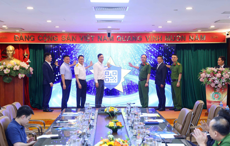 Các đại biểu thực hiện nghi thức ấn nút khai trương tại Lễ công bố triển khai thí điểm Giải pháp định danh, truy xuất nguồn gốc hoá chất, tiền chất trên nền tảng VNeID. Ảnh: L.A