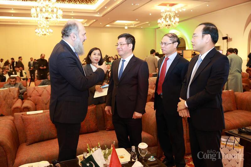 Đại sứ Phạm Anh Tuấn cùng Bộ trưởng Nguyễn Hồng Diên và Bộ trưởng Thương mại Pakistan trao đổi bên lề Diễn đàn Doanh nghiệp Việt Nam - Pakistan