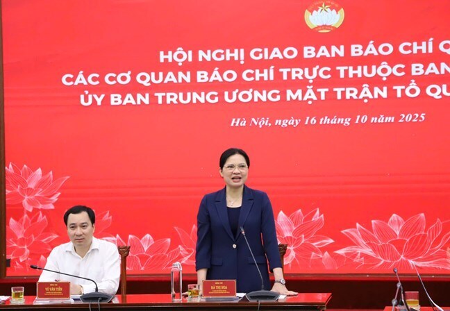 Bà Hà Thị Nga, Ủy viên Trung ương Đảng, Phó Chủ tịch Ủy ban Trung ương Mặt trận Tổ quốc Việt Nam, phát biểu tại hội nghị. Ảnh: Minh Hiển