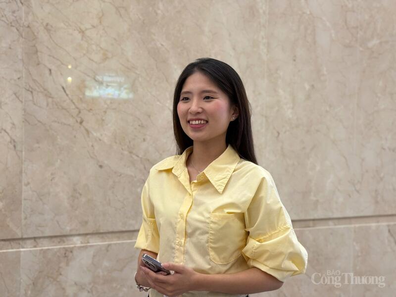 TikToker Nguyễn Phương Quỳnh Anh trao đổi với phóng viên Báo Công Thương. Ảnh: Lê Trang