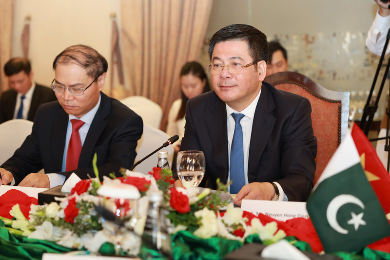 Đại sứ Pakistan tại Việt Nam Phạm Anh Tuấn tháp tùng Bộ trưởng Nguyễn Hồng Diên tại hội đàm với Bộ trưởng Thương mại Pakistan.
