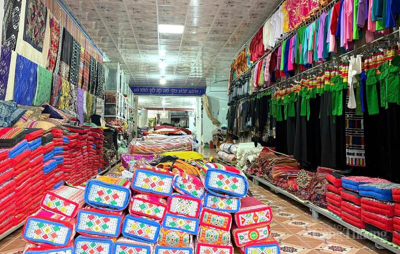 Đa dạng các sản phẩm thổ cẩm được bày bán