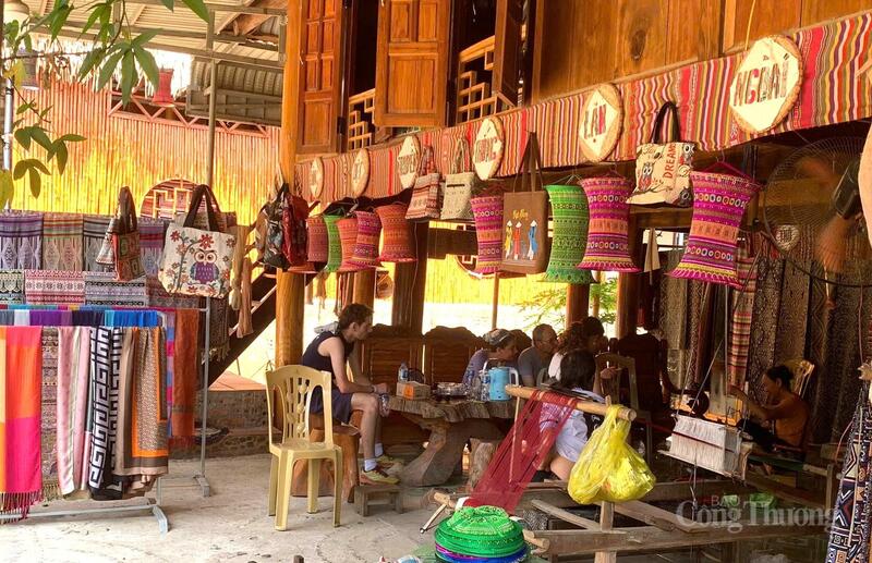 Các sản phẩm thổ cẩm được bày bán tại khu du lịch đã khiến nhiều du khách trong và ngoài nước thích thú