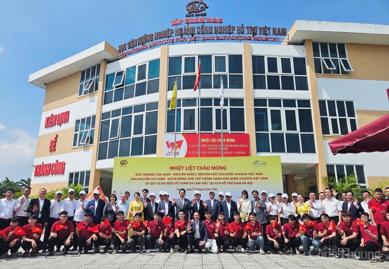 Các đại biểu chụp ảnh lưu niệm.