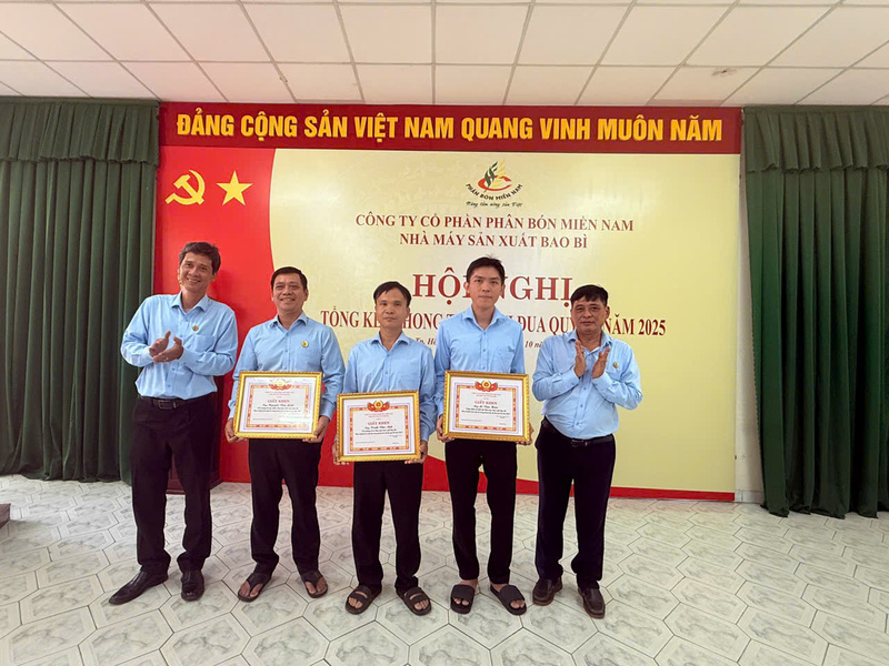 Ban lãnh đạo trao giấy khen cho các cá nhân và tập thể có thành tích xuất sắc trong quý III năm 2025