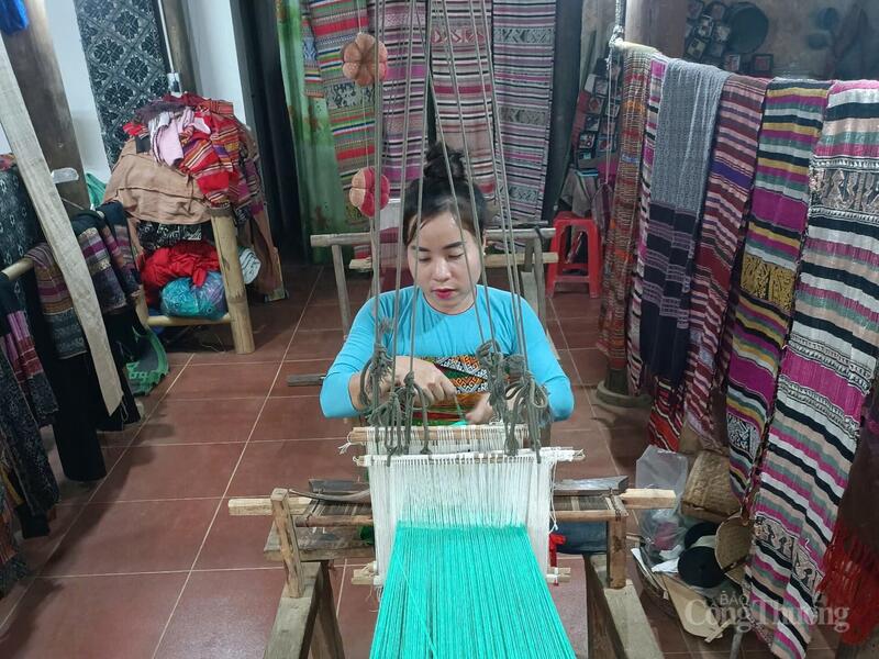 Hình ảnh những khung cửi tại các bản làng, đặc biệt khi xuất hiện tại các khu du lịch đã kích thích sự tò mò và kích cầu mua sắm của du khách