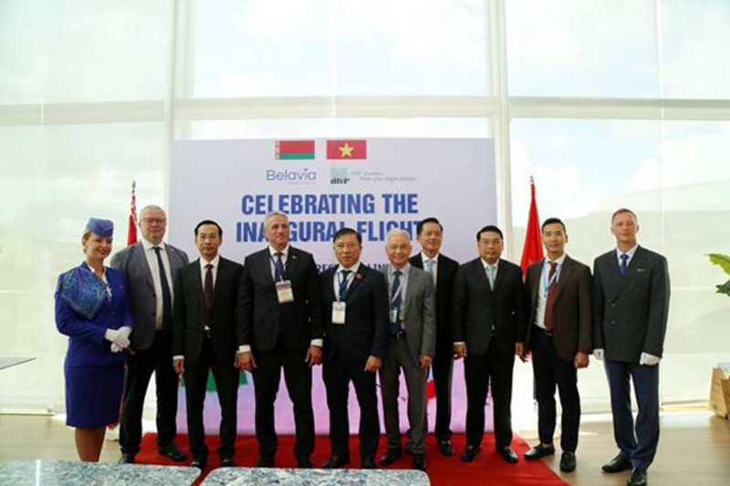 Lãnh đạo tỉnh An Giang, lãnh đạo Đặc khu Phú Quốc, Đại sứ Belarus, Hãng hàng không Belavia, Petrolimex Aviation chụp ảnh lưu niệm tại sự kiện