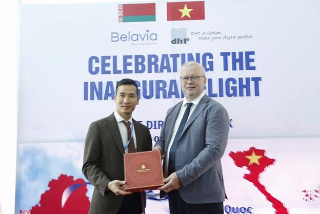 Ông Lương Hồ Anh - Phó Tổng Giám đốc Petrolimex Aviation trao quà lưu niệm chúc mừng ông Uladzimir Barkun - Phó Tổng Giám đốc của Hãng hàng không Belavia