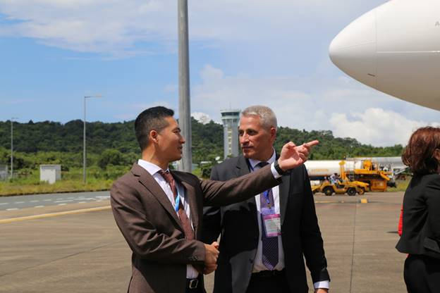 Ông Lương Hồ Anh – Phó Tổng giám đốc Petrolimex Aviation giới thiệu về công tác tra nạp với Đại sứ Uladzimir Baravikou, Đại sứ Belarus tại Việt Nam