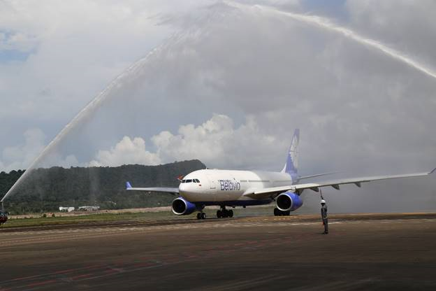 Nghi thức chào đón chuyến bay đầu tiên của hãng hàng không Belavia tại Cảng HKQT Phú Quốc
