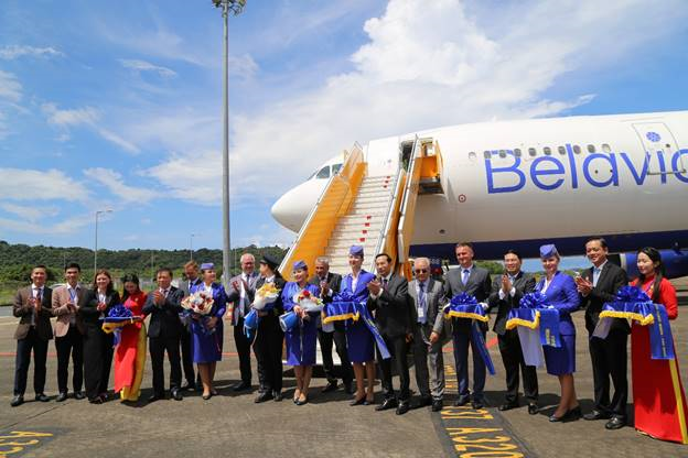 Chào đón và chúc mừng Cơ trưởng cùng tổ bay đầu tiên từ Belarus đến Việt Nam