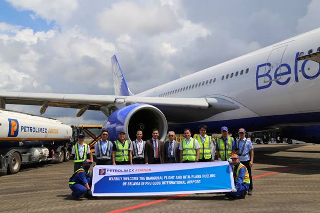 Ông Lương Hồ Anh – Phó Tổng Giám đốc Petrolimex Aviation chụp ảnh lưu niệm cùng Lãnh đạo Chi nhánh tại Phú Quốc và kíp tra nạp cho chuyến bay