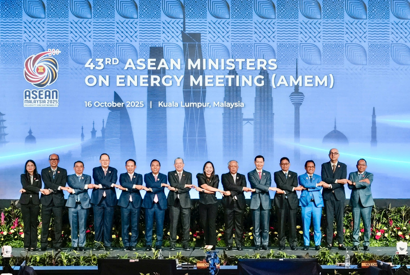 Các Bộ trưởng Năng lượng ASEAN và Lãnh đạo các tổ chức hợp tác năng lượng ASEAN chụp ảnh lưu niệm.