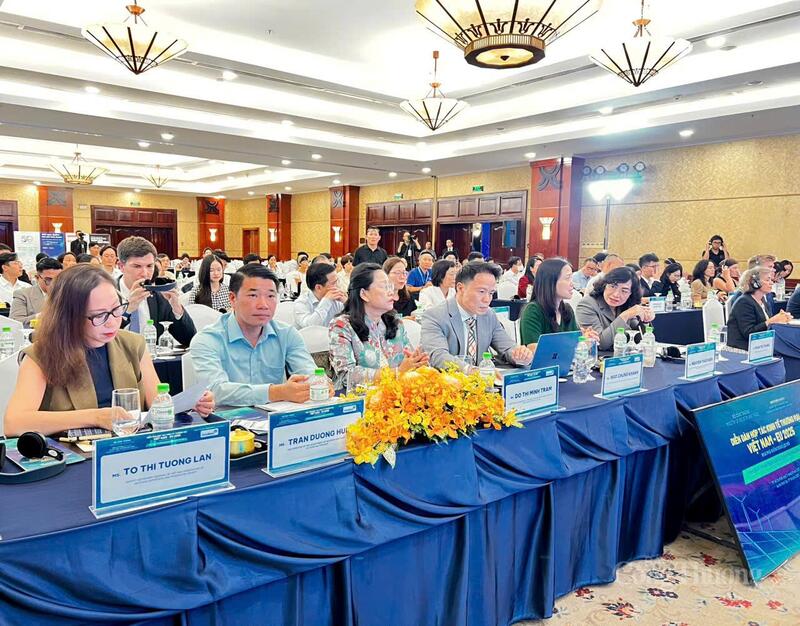 Đại diện lãnh đạo bộ và các cục, vụ thuộc Bộ Công Thương.