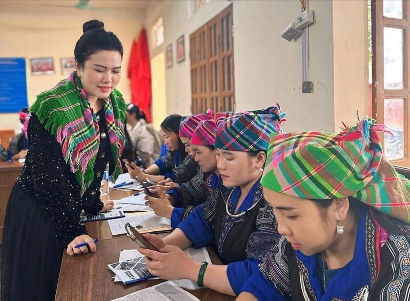 Bà con được tập huấn nâng cao năng lực, sử dụng điện thoại thông minh, bán hàng trên các nền tảng mạng xã hội. Ảnh: Thanh Ba