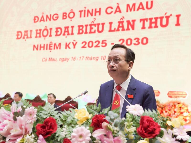 Phó Bí thư Tỉnh ủy, Chủ tịch HĐND tỉnh Cà Mau Phạm Văn Thiều trình bày báo cáo chính trị tại đại hội. Ảnh: Ban Tổ chức.