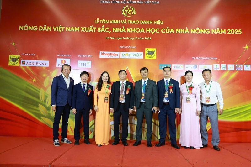 Thành viên Ban tổ chức chụp ảnh lưu niệm tại sự kiện. Trong ảnh có ông Phan Văn Tâm - Phó Tổng Giám đốc Công ty Cổ phần Phân bón Bình Điền (thứ 3 từ phải sang) và ông Lưu Phan - Phó Tổng Biên tập báo Nông thôn Ngày nay/Dân Việt (thứ 1 bên trái). Ảnh: Phạm Hưng