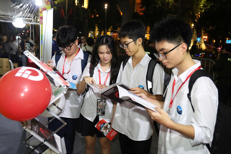 Em Nguyễn Hồng Linh, học sinh Trường THPT chuyên Ngoại Ngữ, chia sẻ: “Em cảm thấy rất tự hào vì Việt Nam luôn là quốc gia yêu chuộng hòa bình, sẵn sàng kết nối và giao lưu với bạn bè quốc tế. Lễ hội hôm nay thể hiện rõ tinh thần hữu nghị và sự gắn kết giữa Việt Nam và Đức.”