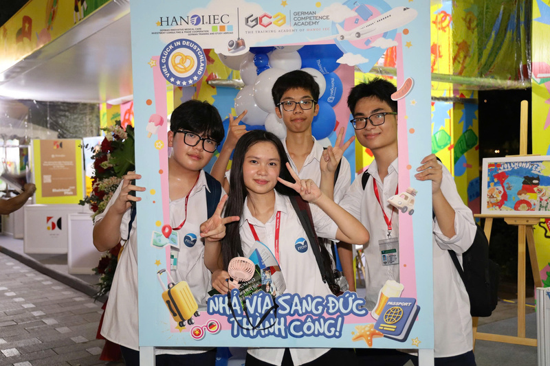Em Vũ Việt Vương, học sinh Trường THPT chuyên Ngoại Ngữ, cho biết: “Không khí lễ hội hôm nay thật sôi động và tràn đầy năng lượng. Là học sinh chuyên tiếng Đức, em rất háo hức được trải nghiệm các hoạt động, tìm hiểu thêm về đất nước mà chúng em đang học và mong muốn du học trong tương lai”.