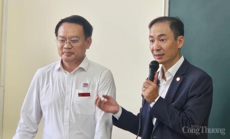 Ông Nguyễn Vân (bên phải) – Phó Chủ tịch Hiệp hội Doanh nghiệp ngành Công nghiệp hỗ trợ Hà Nội, Giám đốc Học viện Hướng nghiệp ngành công nghiệp hỗ trợ Việt Nam chia sẻ về môi trường, chuyên ngành đào tạo nguồn nhân lực tại học viện.
