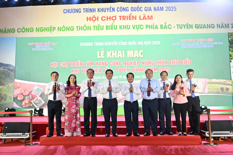 Bộ trưởng Bộ Công Thương Nguyễn Hồng Diên và các đại biểu tham dự lễ khai mạc. Ảnh: Cấn Dũng