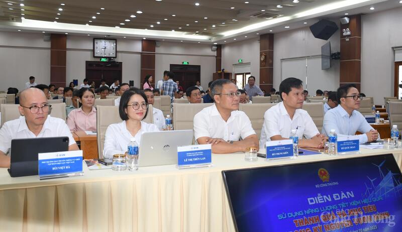 Các đại biểu tham dự diễn đàn.