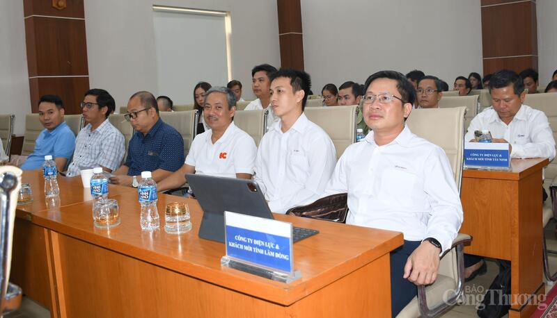 Các đại biểu tham dự diễn đàn.