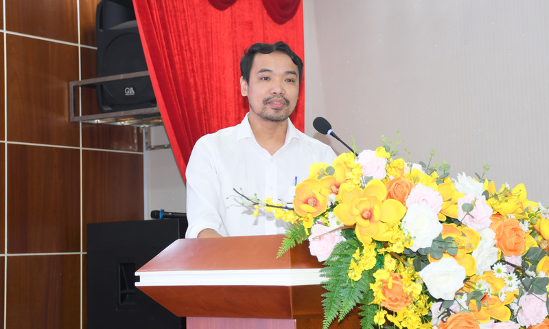 Ông Lê Cao Chiến, Phó Giám đốc Viện Vật liệu (Bộ Xây dựng) trình bày báo cáo về Quy định dán nhãn Năng lượng cho v ật liệu xây dựng trong Luật Sử dụng năng lượng tiết kiệm và hiệu quả. Ảnh: Thanh Minh.