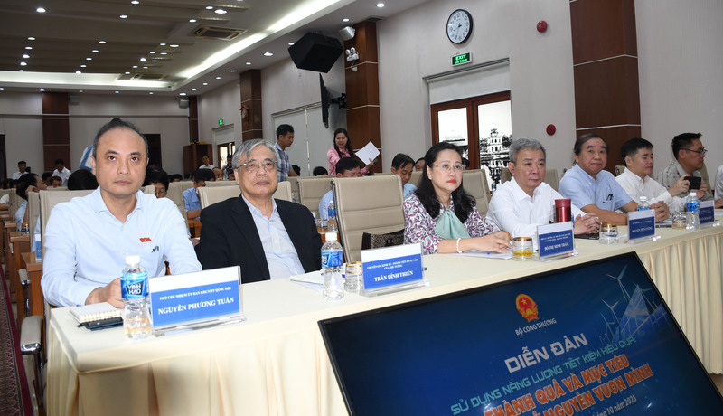 Lãnh đạo Ủy ban Khoa học Công nghệ và Môi trường của Quốc hội, lãnh đạo các cục, vụ, cơ quan chức năng thuộc Bộ Công Thương; các bộ, ngành Trung ương tham dự diễn đàn. Ảnh: Thanh Minh.
