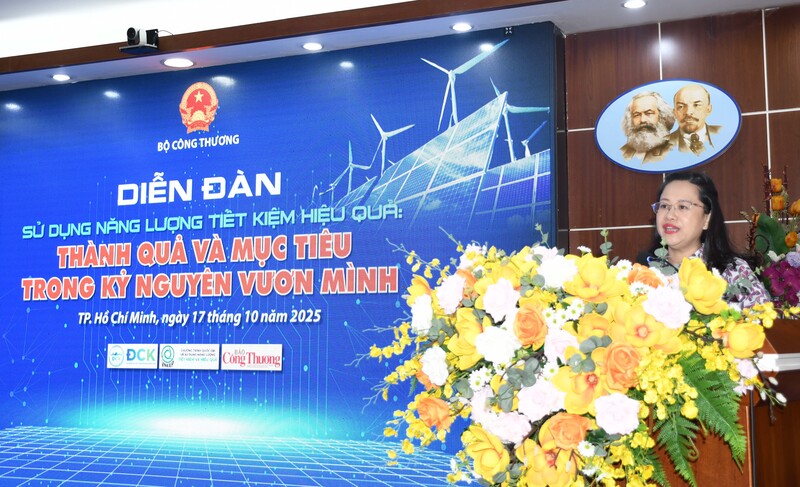 Bà Đỗ Thị Minh Trâm - Phó Cục trưởng Cục Đổi mới sáng tạo, Chuyển đổi xanh và Khuyến Công ( Bộ Công Thương), phát biểu khai mạc diễn đàn. Ảnh: Thanh Minh.