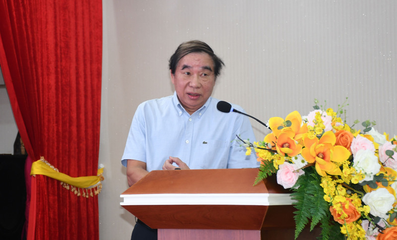 Ông Nguyễn Đình Hiệp - Chủ tịch Hội Khoa học và Công nghệ sử dụng năng lượng tiết kiệm và hiệu quả, báo cáo những điểm mới của Luật sửa đổi một số điều Luật Sử dụng năng lượng tiết kiệm và hiệu quả. Ảnh: Thanh Minh.