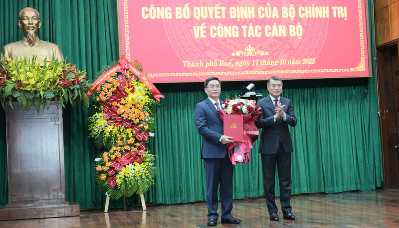 Trưởng ban Tổ chức Trung ương Lê Minh Hưng trao quyết định cho Tân Bí thư Thành uỷ Huế Nguyễn Đình Trung. Ảnh: Nguyễn Tuấn