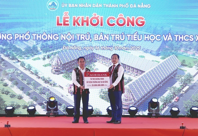 Đồng chí Tô Huy Vũ - Bí thư Đảng ủy, Chủ tịch HĐTV đã trao tặng 20 tỷ đồng tài trợ “Chương trình xây dựng trường học tại Đà Nẵng”