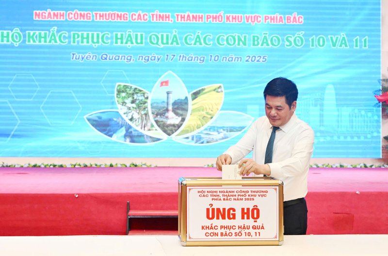 Bộ trưởng Bộ Công Thương Nguyễn Hồng Diên ủng hộ đồng bào bị ảnh hưởng bão lụt. Ảnh: Cấn Dũng